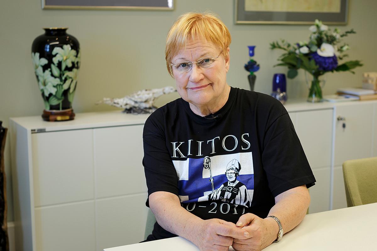 Presidentti Tarja Halonen kiittää Askolaa rohkeasta työstä ja toivoo näkevänsä häntä esillä jatkossakin. – Ihmisyydestä ei jäädä eläkkeelle, Halonen sanoo.